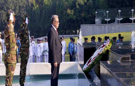 সশস্ত্র বাহিনী দিবসে শিখা অনির্বাণে রাষ্ট্রপতি-প্রধানমন্ত্রীর শ্রদ্ধা