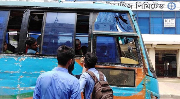 গাড়ির লাইসেন্স পরীক্ষায় শিক্ষার্থীরা