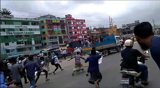 গাড়ির লাইসেন্স পরীক্ষায় শিক্ষার্থীরা