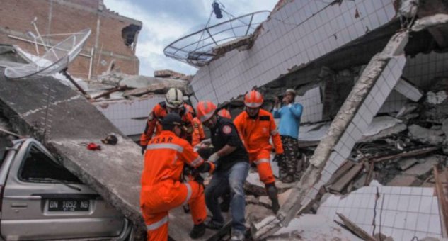 ভূমিকম্প ও সুনামিতে বিধ্বস্ত ইন্দোনেশিয়া