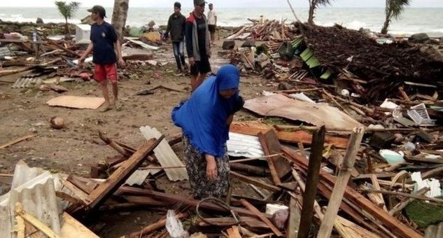 সুনামির আঘাতে বাড়ি-ঘর মাটির সাথে মিশে যায়