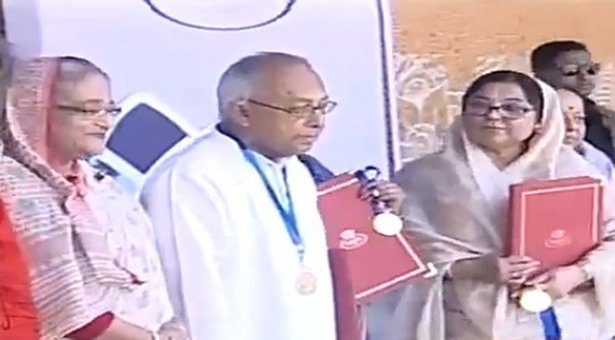 স্মারক স্বর্ণপদক প্রদান