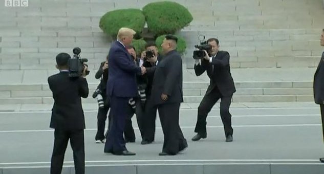 প্রথম মার্কিন প্রেসিডেন্ট হিসেবে উত্তর কোরিয়ায় পা রাখলেন ট্রাম্প