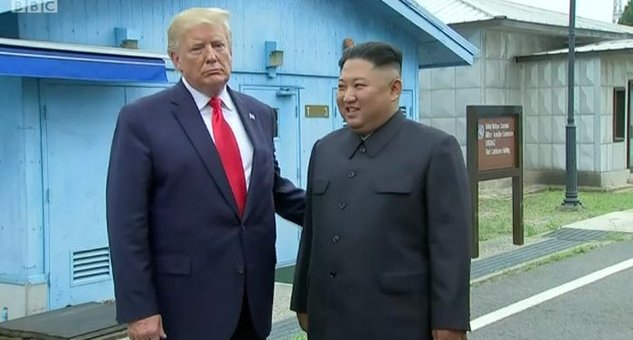 প্রথম মার্কিন প্রেসিডেন্ট হিসেবে উত্তর কোরিয়ায় পা রাখলেন ট্রাম্প
