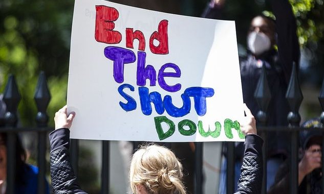 যুক্তরাষ্ট্রে লকডাউনের পক্ষে-বিপক্ষে ব্যাপক বিক্ষোভ