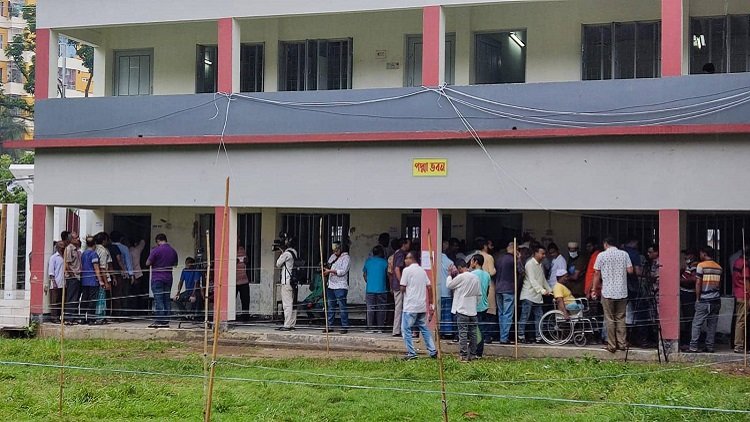 কেন্দ্রে ভোটারদের উপস্থিতি