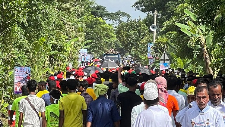 মিছিল নিয়ে সমাবেশে যাচ্ছেন নেতাকর্মীরা