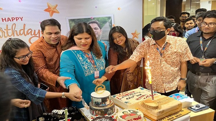 মেয়ে নুসাইবাহ্ মাহদিয়াত হাসানকে সঙ্গে নিয়ে কেক কাটছেন দেশ টেলিভিশন লিমিটেডের ব্যবস্থাপনা পরিচালক (এমডি) আরিফ হাসান