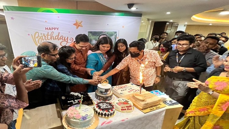 জন্মদিন পালনের বিভিন্ন মুহূর্ত