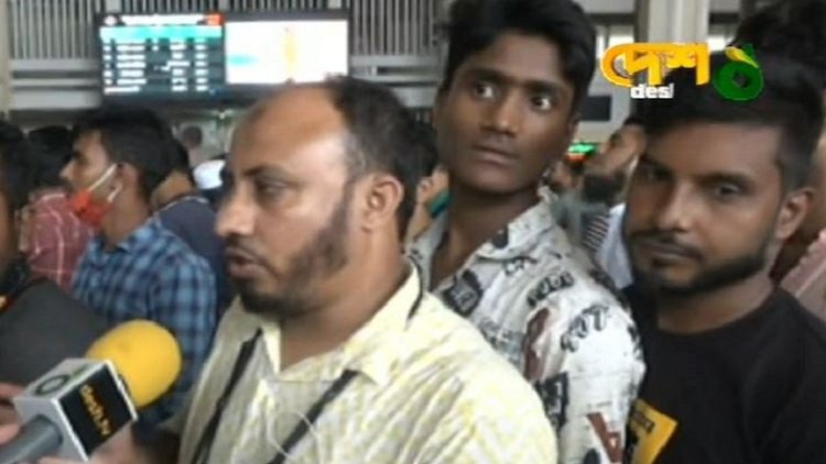 টিকিটের জন্য অপেক্ষা