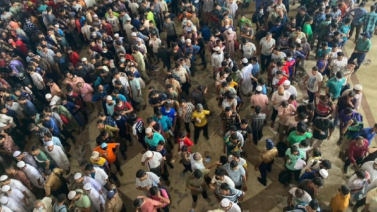 টিকিটের জন্য অপেক্ষা। ছবি: দেশ টিভি