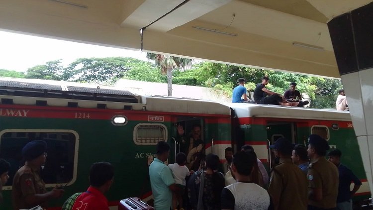 যাত্রীদের ভিড়