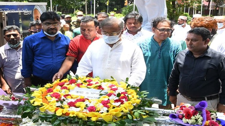 প্রত্নতাত্ত্বিক ড. এনামুল হকের মরদেহে শ্রদ্ধা জানাচ্ছেন তথ্যমন্ত্রী