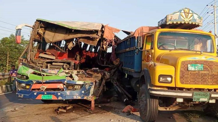 টাঙ্গাইলের মির্জাপুরে সড়ক দুর্ঘটনাটি ঘটে