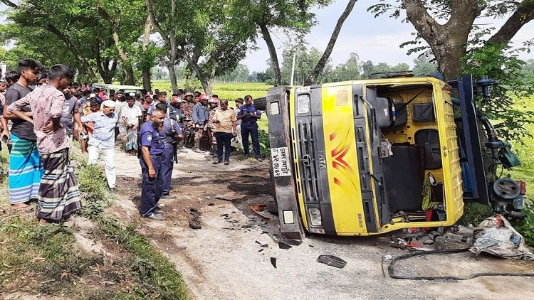 হাটিকুমরুল-বনপাড়া সড়কের খালকুলা বাজার এলাকায় এ দুর্ঘটনা ঘটে