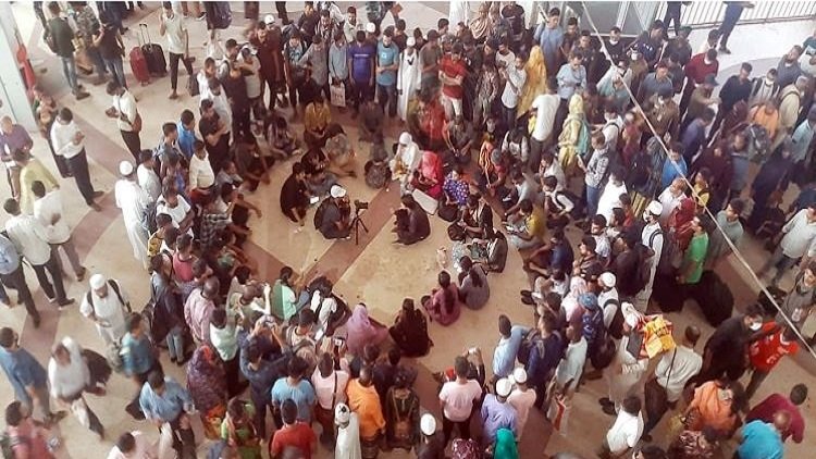 স্লোগানে স্লোগানে রেলের অব্যবস্থাপনা নিয়ে প্রতিবাদ চলছে