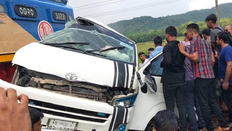 ভয়াবহ এই দুর্ঘটনায় ১১ জন নিহত হয়