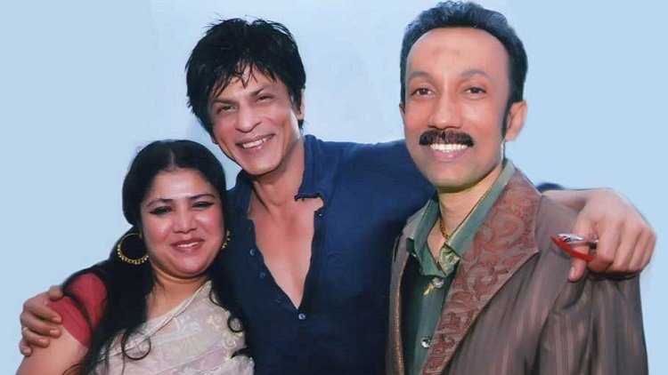 শাহরুখ খানের সঙ্গে স্বপন চৌধুরী (ডানে)। ছবি: অন্তর শোবিজের ওয়েবসাইট