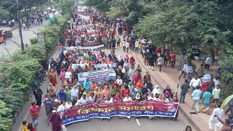  বিকেলে সমাবেশ শুরু হওয়ার কথা থাকলেও দুপুর থেকেই মিছিল নিয়ে আসতে থাকেন দলটির নেতাকর্মীরা
