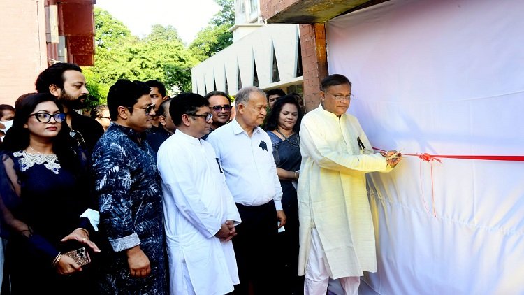 তথ্যচিত্র প্রদর্শনী উদ্বোধন করছেন তথ্যমন্ত্রী