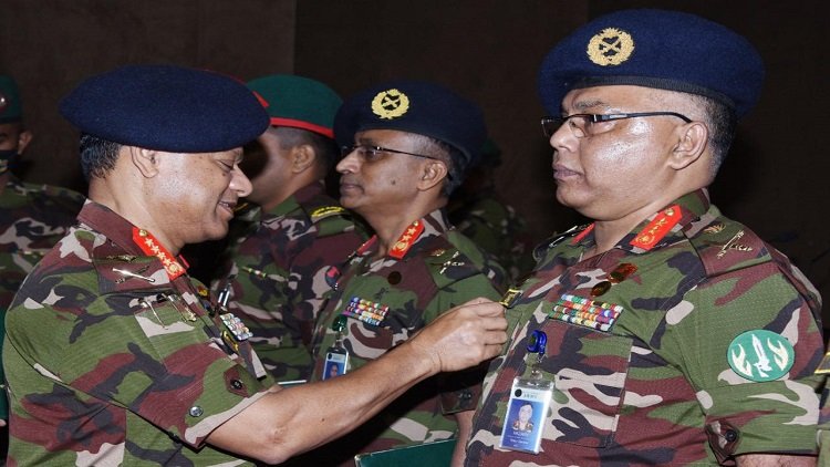   প্রশংসনীয় কাজের স্বীকৃতিস্বরূপ ইনসিগনিয়া পরিয়ে দিচ্ছেন সেনাপ্রধান (ছবি-আইএসপিআর)