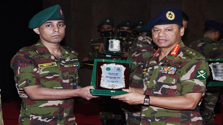 জাতীয় শুদ্ধাচার পুরস্কার প্রাপ্তদের হাতে ক্রেস্ট তুলে দিচ্ছেন সেনাপ্রধান (ছবি-আইএসপিআর)